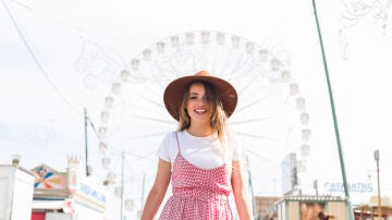 Mujer con un vestido de estampado vichy