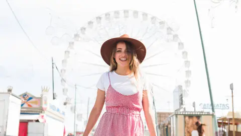 Mujer con un vestido de estampado vichy Mujer con un vestido de estampado vichy