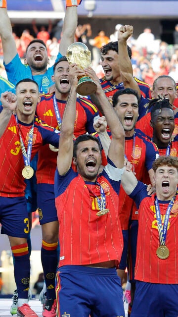 Rodri levanta la copa del mundo