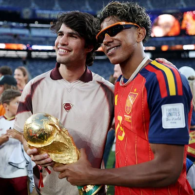 Carlos Alcaraz junto a Lamine Yamal