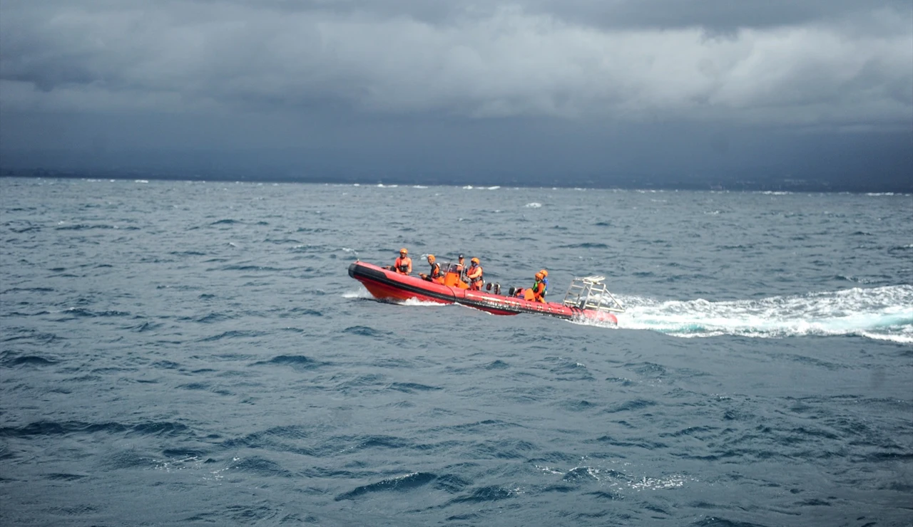 Equipos de rescate en Indonesia.