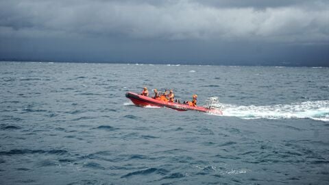 Equipos de rescate en Indonesia.