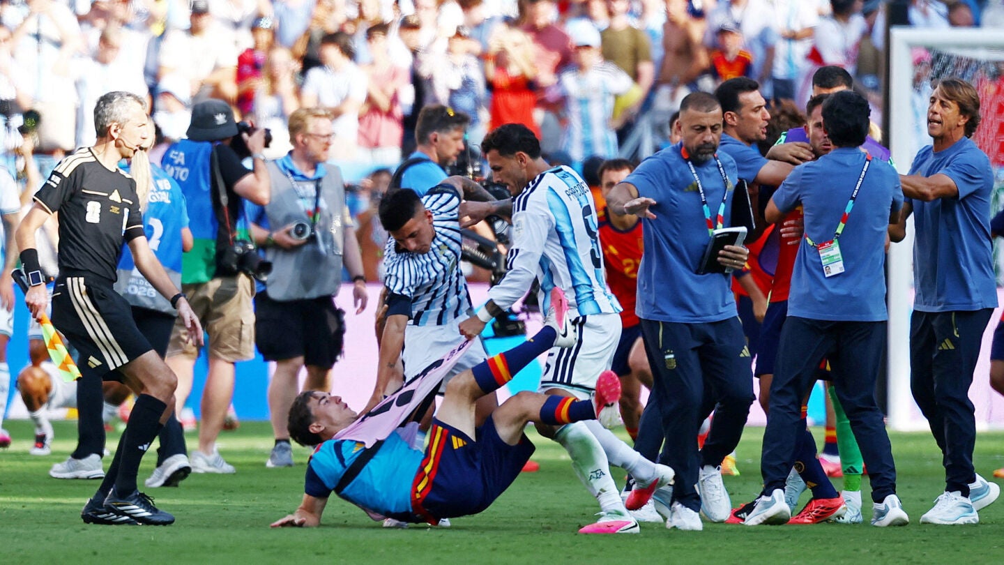 Gavi en el suelo tras un enfrentamiento con los jugadores argentinos