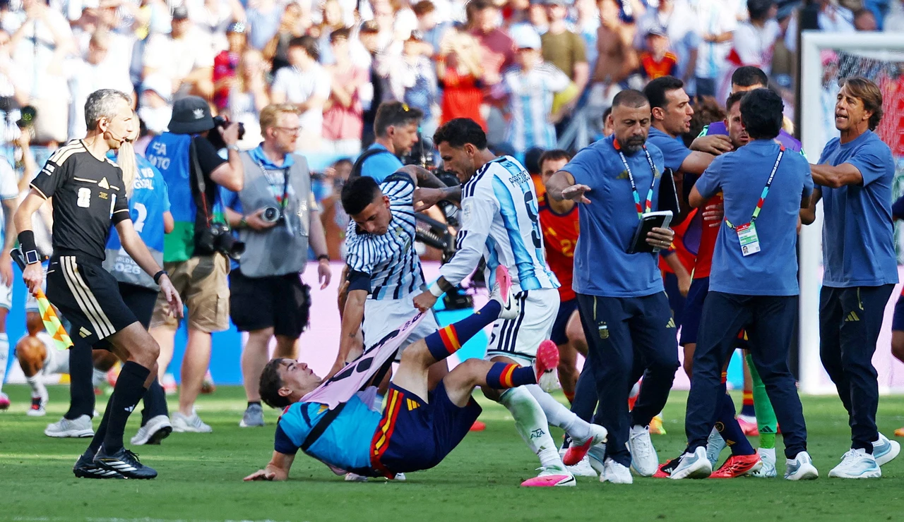 Gavi en el suelo tras un enfrentamiento con los jugadores argentinos
