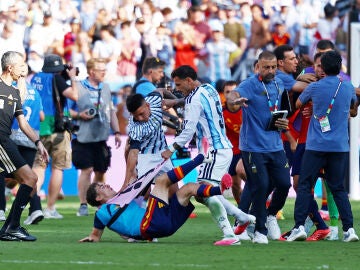 Gavi en el suelo tras un enfrentamiento con los jugadores argentinos