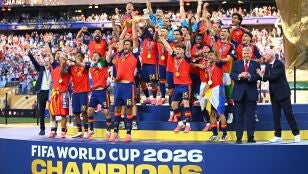Rodri sostiene el trofeo de la Copa Mundial de la FIFA tras la final de la Copa Mundial de la FIFA 2026