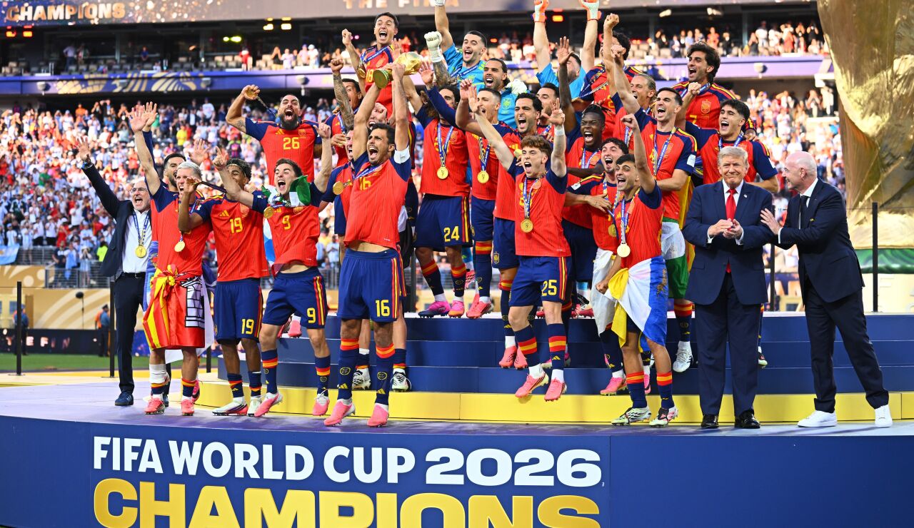 Rodri sostiene el trofeo de la Copa Mundial de la FIFA tras la final de la Copa Mundial de la FIFA 2026