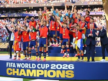 Rodri sostiene el trofeo de la Copa Mundial de la FIFA tras la final de la Copa Mundial de la FIFA 2026