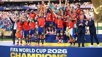 Rodri sostiene el trofeo de la Copa Mundial de la FIFA tras la final de la Copa Mundial de la FIFA 2026