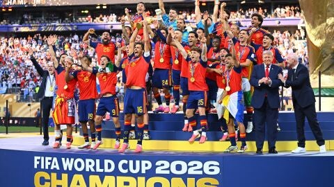 Rodri sostiene el trofeo de la Copa Mundial de la FIFA tras la final de la Copa Mundial de la FIFA 2026