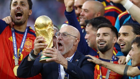 Luis de la Fuente con la Copa del Mundo