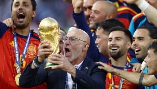 Luis de la Fuente con la Copa del Mundo