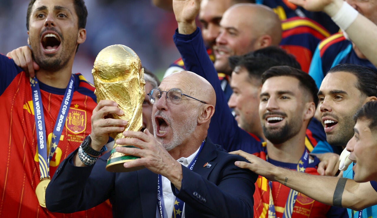 Luis de la Fuente con la Copa del Mundo