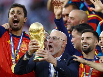 Luis de la Fuente con la Copa del Mundo