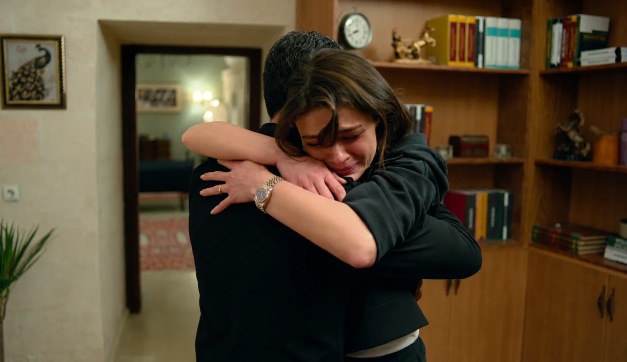 El abrazo más emotivo de Alya y Cihan: el miedo por perder a Cihan Deniz los une más que nunca