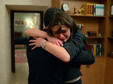 El abrazo m&aacute;s emotivo de Alya y Cihan: el miedo por perder a Cihan Deniz los une m&aacute;s que nunca