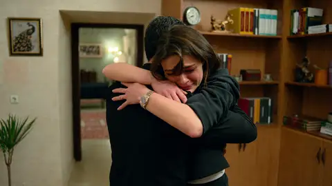 El abrazo más emotivo de Alya y Cihan: el miedo por perder a Cihan Deniz los une más que nunca El abrazo más emotivo de Alya y Cihan: el miedo por perder a Cihan Deniz los une más que nunca