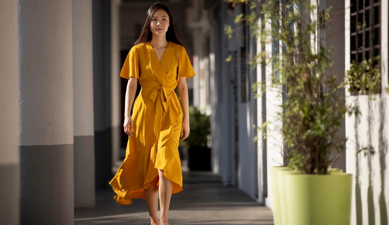 Mujer con vestido midi elegante y sofisticado