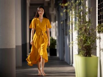 Mujer con vestido midi elegante y sofisticado