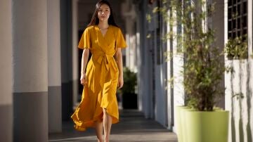 Mujer con vestido midi elegante y sofisticado