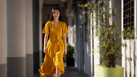 Mujer con vestido midi elegante y sofisticado Mujer con vestido midi elegante y sofisticado