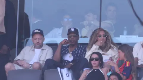 Beyoncé y Jay-Z en las gradas del estadio Beyoncé y Jay-Z en las gradas del estadio