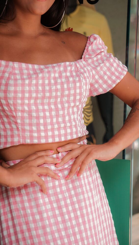 Mujer con un dos piezas de estampado vichy