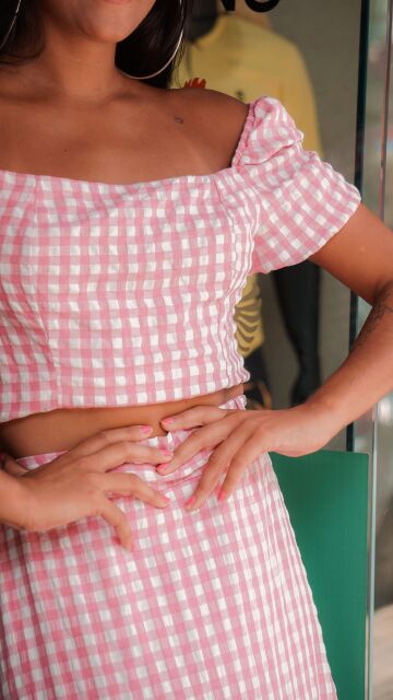 Mujer con un dos piezas de estampado vichy