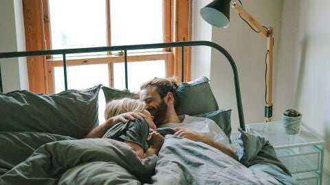 Pareja en la cama