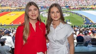 La infanta Sof&iacute;a y la princesa Leonor en la final del Mundial 2026