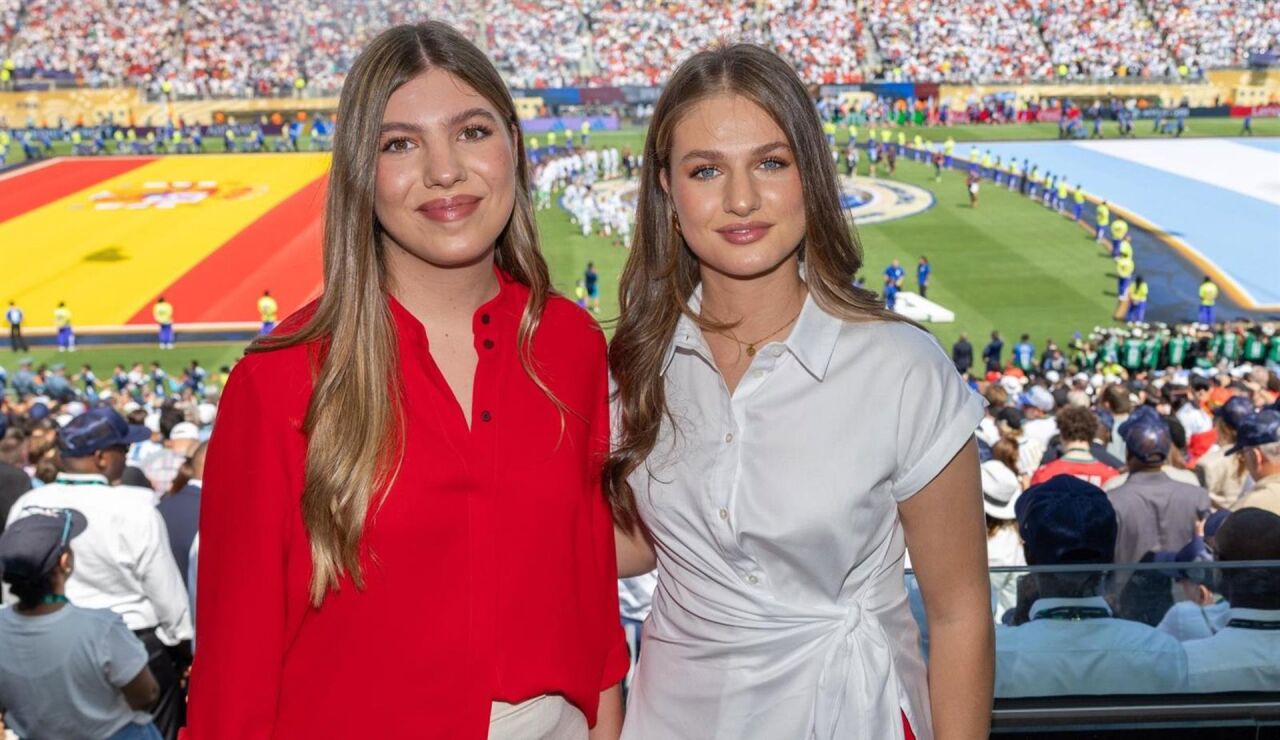 La infanta Sof&iacute;a y la princesa Leonor en la final del Mundial 2026