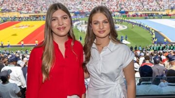 La infanta Sof&iacute;a y la princesa Leonor en la final del Mundial 2026