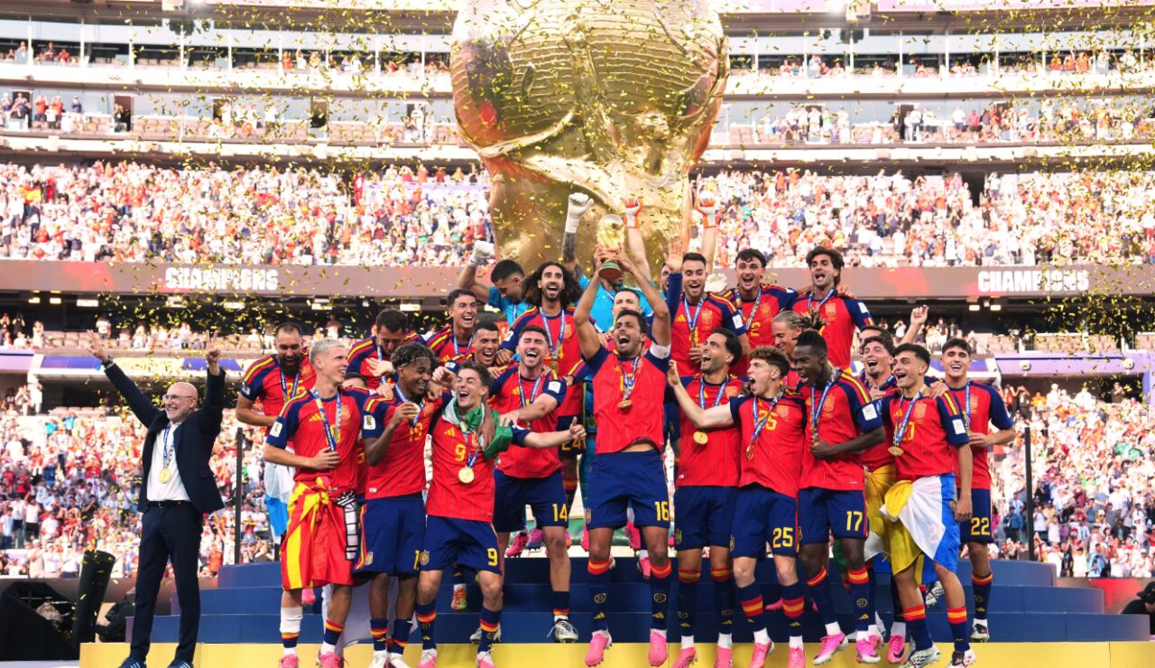 Rodri levantando la Copa del Mundo