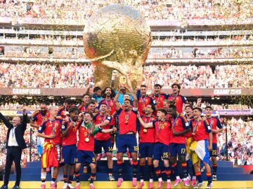 Rodri levantando la Copa del Mundo