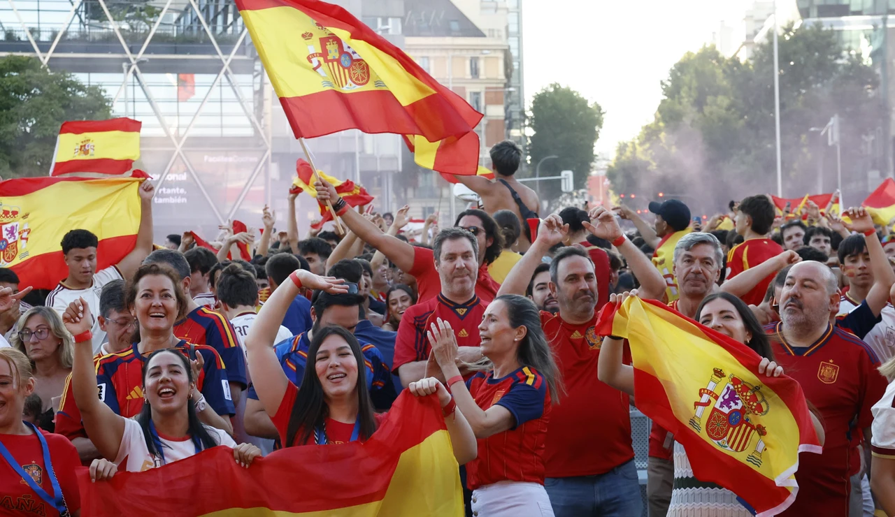 Aficionados festejando el mundial de España