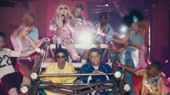 Madonna, junto a Ronaldo y Ronaldinho, en su espectáculo de la final del Mundial 2026 entre España y Argentina. Madonna, junto a Ronaldo y Ronaldinho, en su espectáculo de la final del Mundial 2026 entre España y Argentina.