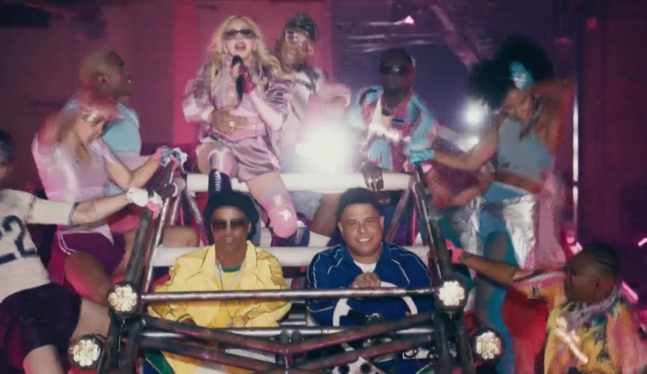 Madonna, junto a Ronaldo y Ronaldinho, en su espect&aacute;culo de la final del Mundial 2026 entre Espa&ntilde;a y Argentina.