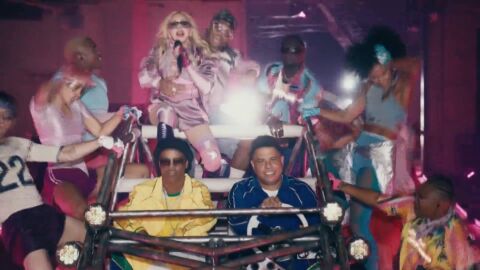 Madonna, junto a Ronaldo y Ronaldinho, en su espect&aacute;culo de la final del Mundial 2026 entre Espa&ntilde;a y Argentina.
