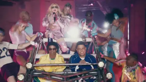 Madonna, junto a Ronaldo y Ronaldinho, en su espectáculo de la final del Mundial 2026 entre España y Argentina. Madonna, junto a Ronaldo y Ronaldinho, en su espectáculo de la final del Mundial 2026 entre España y Argentina.
