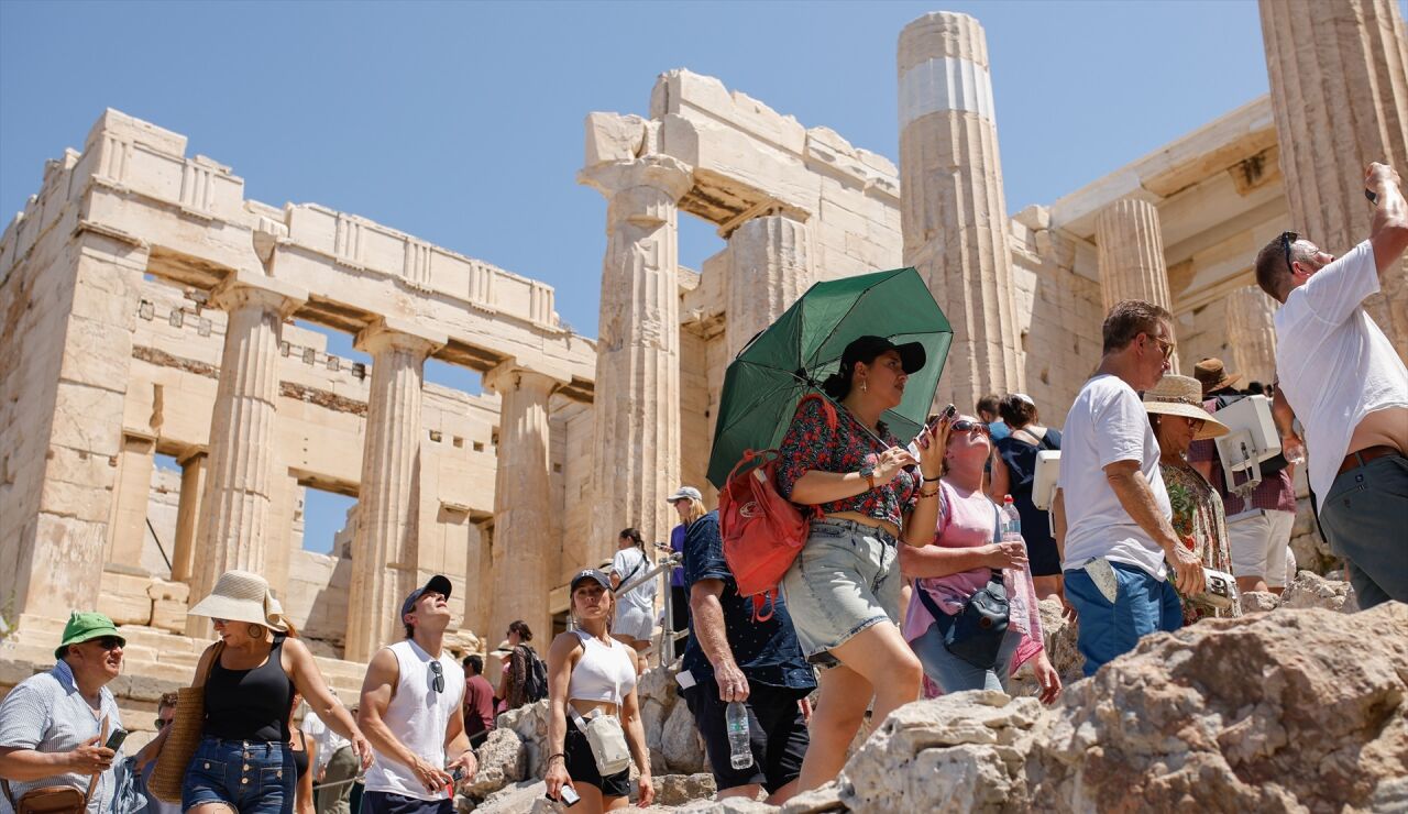 Turistas en el Acr&oacute;polis de Atenas