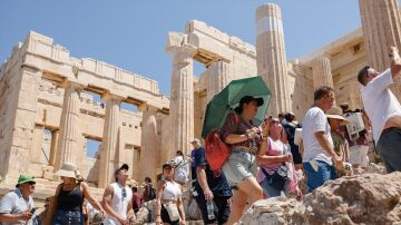 Turistas en el Acr&oacute;polis de Atenas