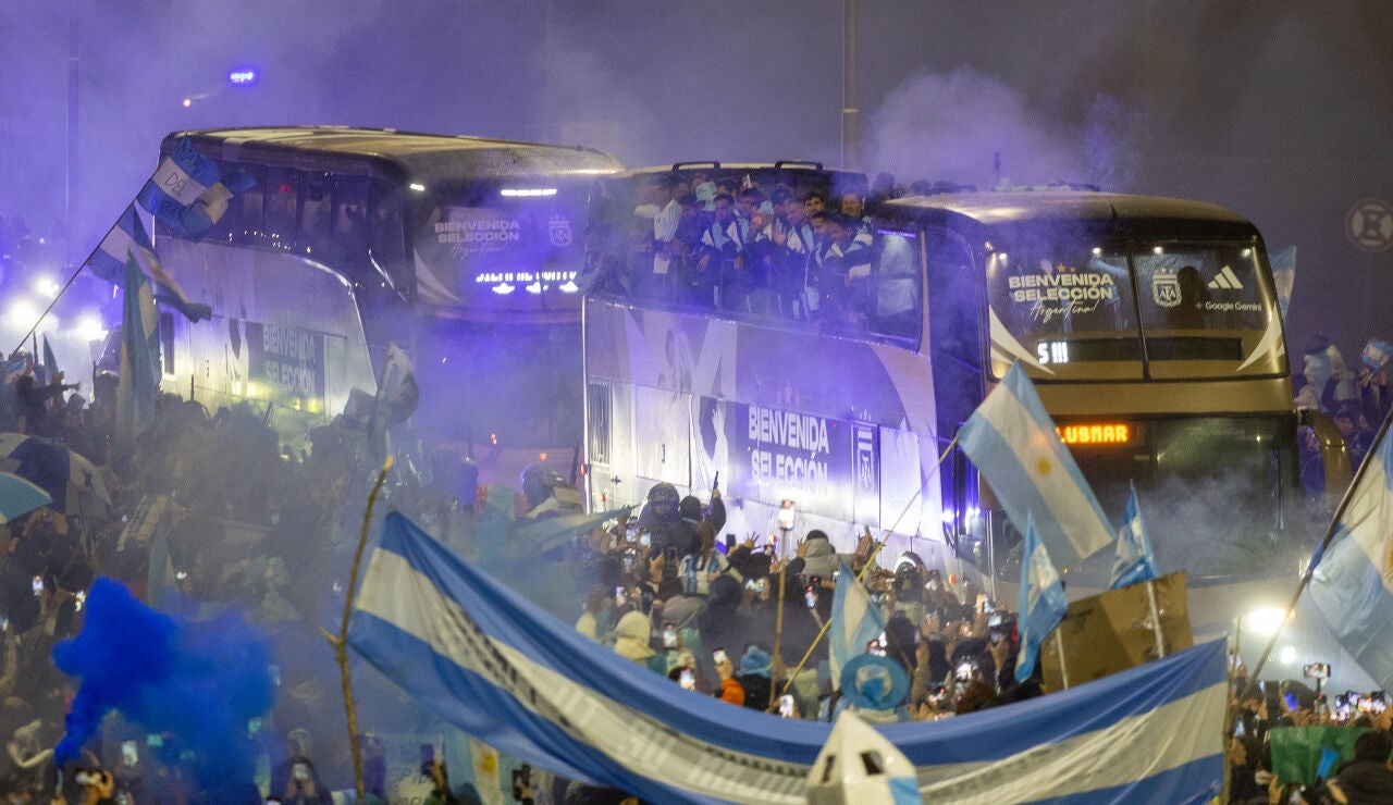 Aficionados reciben a los jugadores de la selecci&oacute;n de Argentina, luego de su participaci&oacute;n en el Mundial de la FIFA 2026, en Buenos Aires (Argentina)