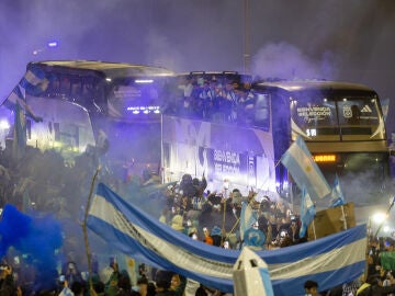 Aficionados reciben a los jugadores de la selecci&oacute;n de Argentina, luego de su participaci&oacute;n en el Mundial de la FIFA 2026, en Buenos Aires (Argentina)