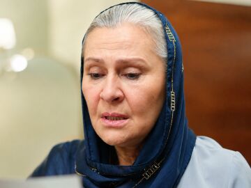 Esta noche en En tierra lejana: Sadakat descubre la foto de Halis y Fikriye... &iexcl;y empieza a sospechar de Alya!