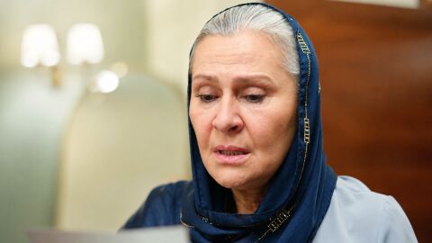 Esta noche en En tierra lejana: Sadakat descubre la foto de Halis y Fikriye... &iexcl;y empieza a sospechar de Alya!