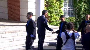 El gesto de &Aacute;lex Baena con Pedro S&aacute;nchez que no pas&oacute; desapercibido durante la recepci&oacute;n a Espa&ntilde;a