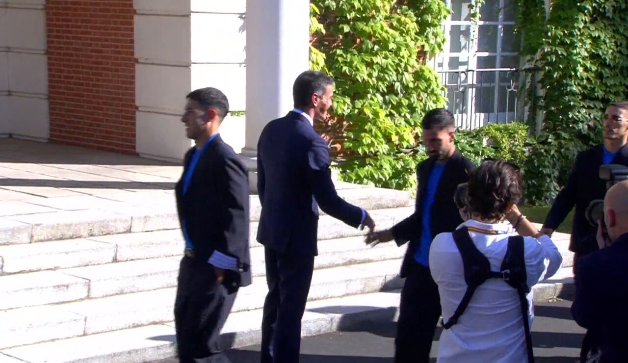 El gesto de &Aacute;lex Baena con Pedro S&aacute;nchez que no pas&oacute; desapercibido durante la recepci&oacute;n a Espa&ntilde;a