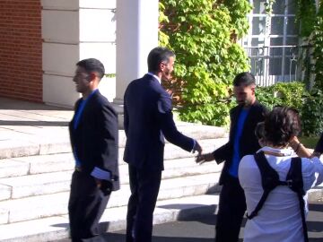El gesto de &Aacute;lex Baena con Pedro S&aacute;nchez que no pas&oacute; desapercibido durante la recepci&oacute;n a Espa&ntilde;a