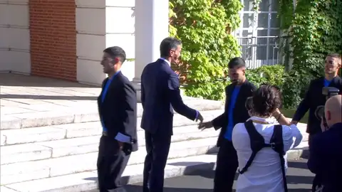 El gesto de Álex Baena con Pedro Sánchez que no pasó desapercibido durante la recepción a España El gesto de Álex Baena con Pedro Sánchez que no pasó desapercibido durante la recepción a España