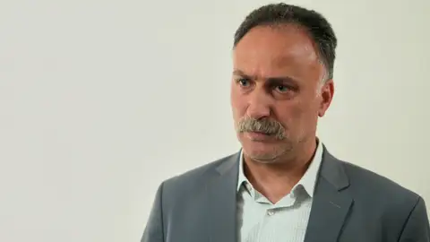 Hasan defiende a Fikriye frente a Sadakat: "Ahora también forma parte de esta familia" Hasan defiende a Fikriye frente a Sadakat: "Ahora también forma parte de esta familia"